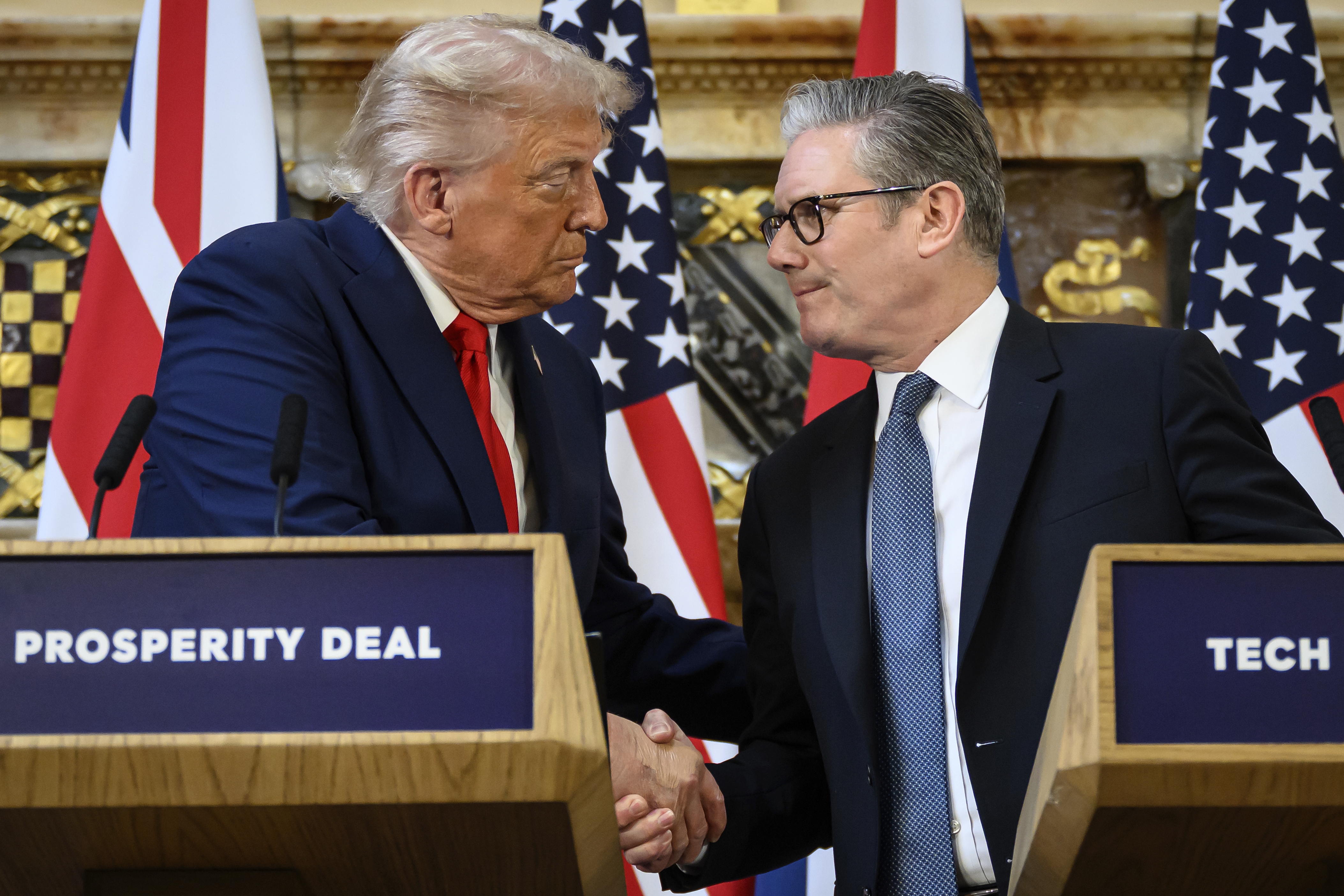 U.S. President Donald Trump, left, and British Prime Minister Keir Starmer shake hands at a press conference at Chequers near Aylesbury, England, Thursday Sept. 18, 2025, at the conclusion of President Trump